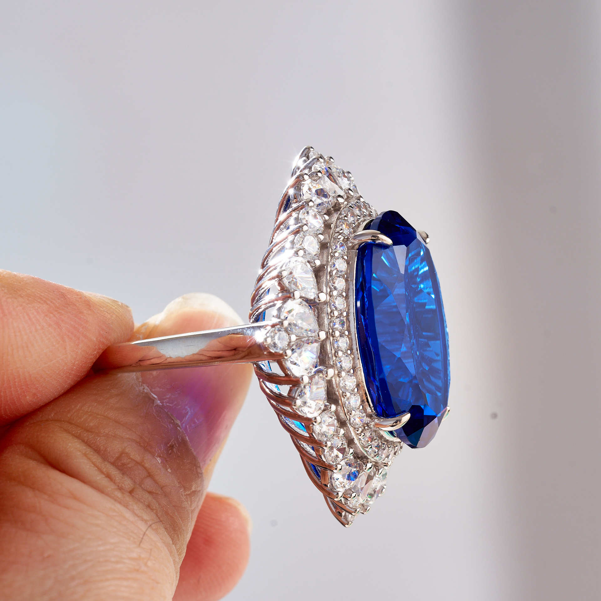 S925 plateado de cinco capas de espesor de platino con incrustaciones sintéticas de 30 quilates Rey anillo de zafiro transfronteriza transmisión en vivo exclusivo