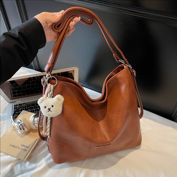 Bolsa de hombro retro transfronteriza de cuero suave de gran capacidad bolsa de cubo de agua para mujeres 2025 nueva simple mochila de viaje ocio