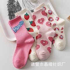 春秋タイプの中筒靴下ピンクの愛のイチゴの靴下の女性のファッションは日本のかわいいinsの潮のアルファベットのストッキングになります。
