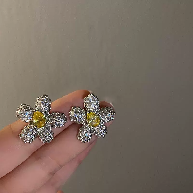 Серьги «цветок» с цирконами, серебро 925, микропаве, жёлтая серединка — модные