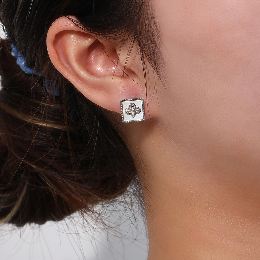 Fashion Bee Stainless Steel Plating Shell Pendant Necklace