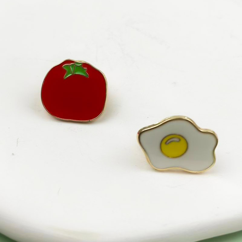 Bonito bolso de broche de aleación de tomate y huevo pequeño colgante joyería medalla ropa creativa accesorios broche broche