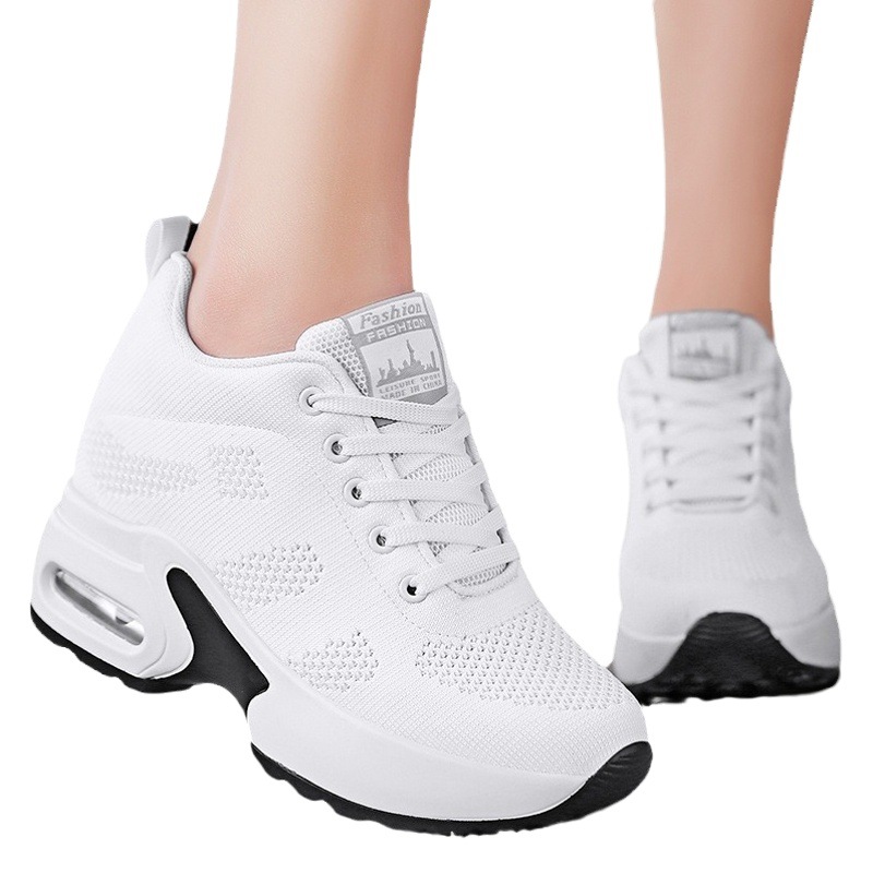 Altura oculta que aumenta la zapatilla de deporte de las mujeres zapatos blancos transpirables de malla gruesa Fondo fantasma zapatos para caminar altura de fondo suave que aumenta los zapatos de baile cuadrados
