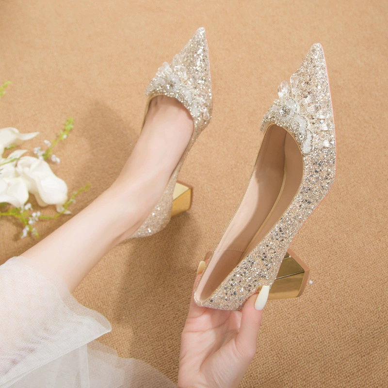 Остроконечные свадебные туфли Женские новые свадебные туфли на 2023 год, как правило, носят туфли для подружек невесты Французские хрустальные туфли