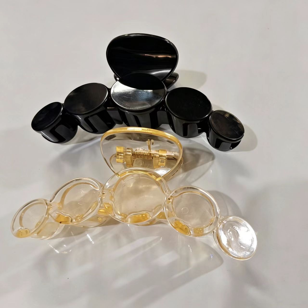 Hair claw clip in ins style for the back of the head, simple and elegant, assorted colors (non-recyclable), fresh candy colors.