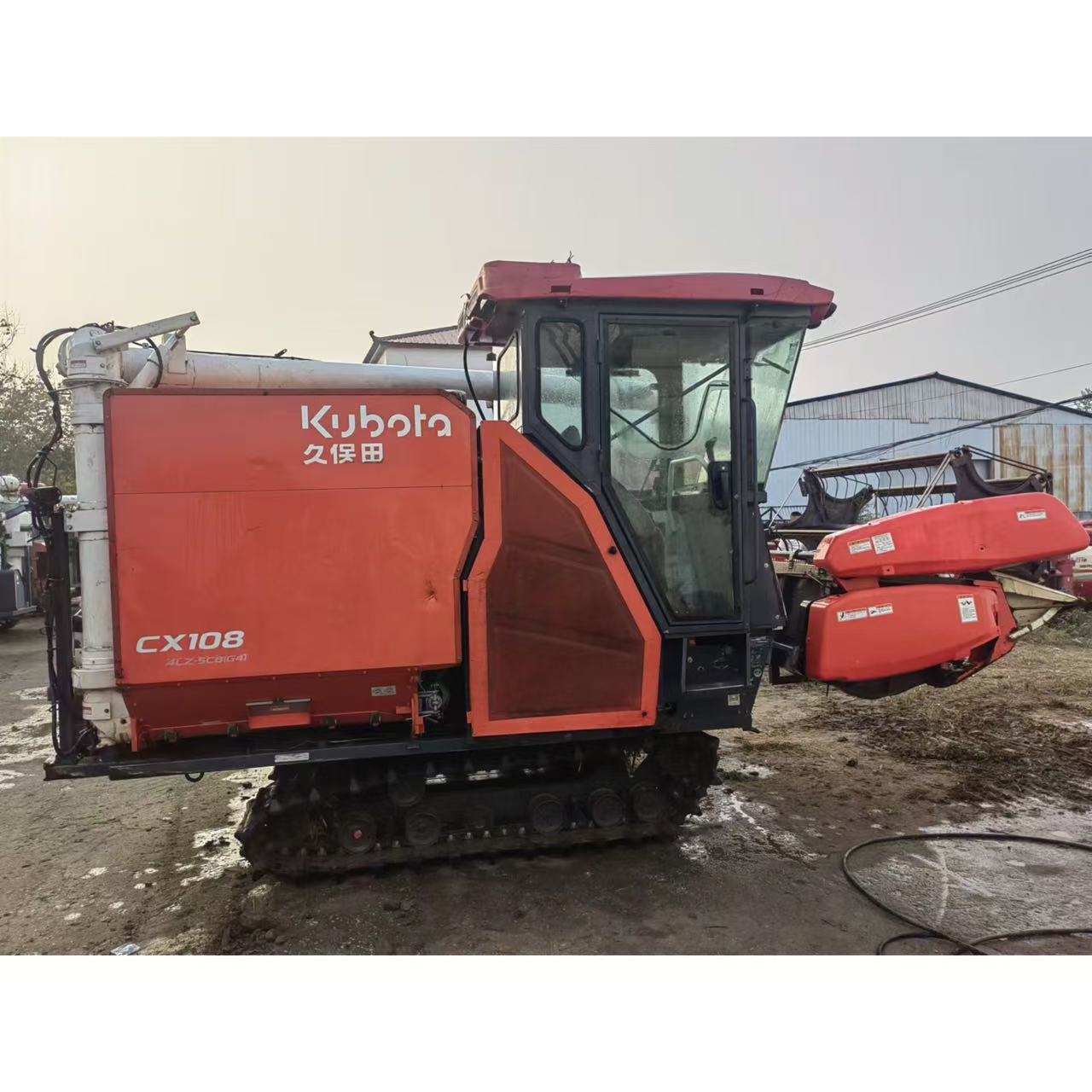 Cosechadora de maíz de grano sobre orugas Kubota CX108