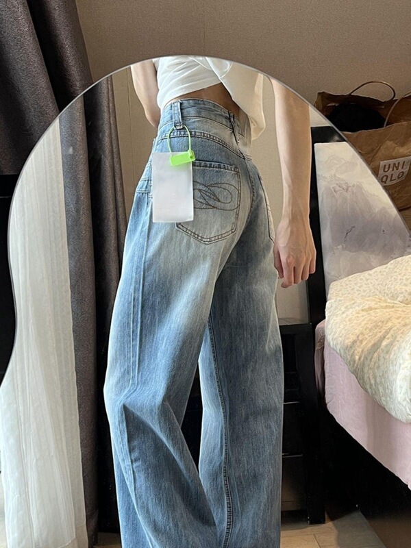 アメリカンスタイルのゆったりとした小柄な女性向けストレートデニムパンツ、デザイン性のあるウォッシュドブルー、ハイウエストで細見え効果のあるワイドレッグロングパンツ|undefined