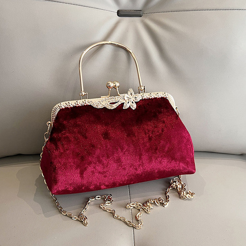 A new, high-end, niche women's bag with a unique clasp, elegant and versatile evening tote, stylish shell single-shoulder crossbody bag.