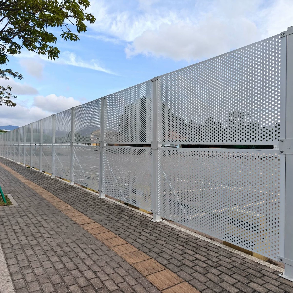 Готовые сборные ограждения с перфорацией для строительных площадок, передвижные ветрозащитные и грунозахватывающие ограждения для городского строительства