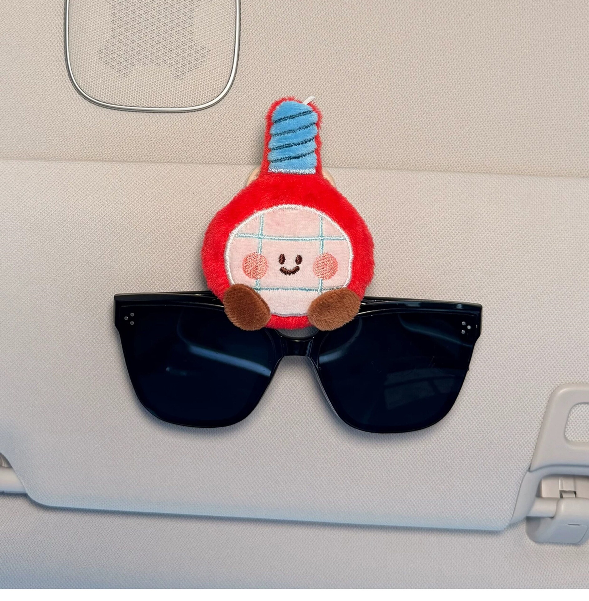 2026 New Model Car Glasses Holder for Interior Use, Sunglasses Storage Clip, Sun Visor Magnetic Mount for Women