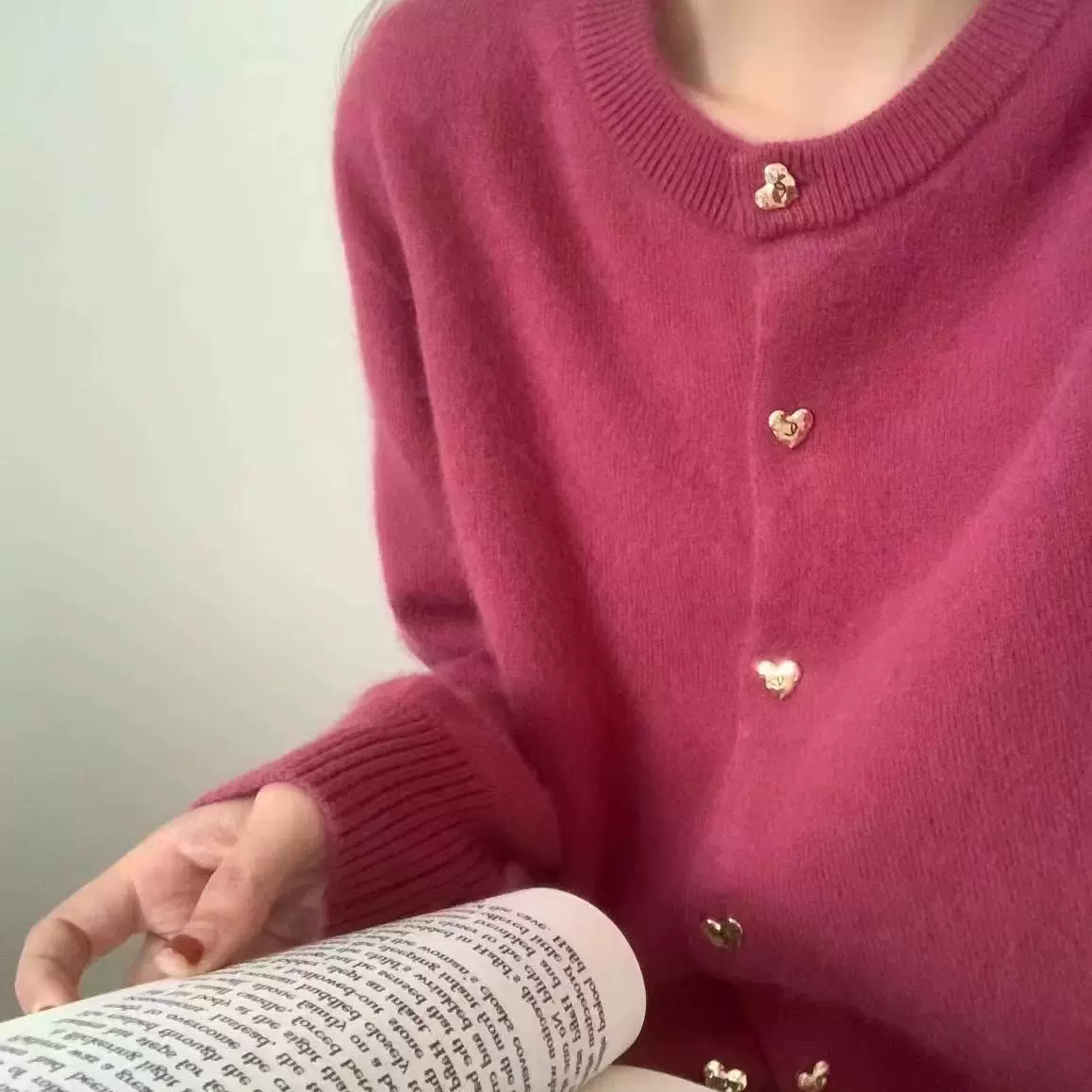 法式玫红色爱心扣羊毛衫女圆领绒开衫女毛衣外套简约显瘦针织上衣
