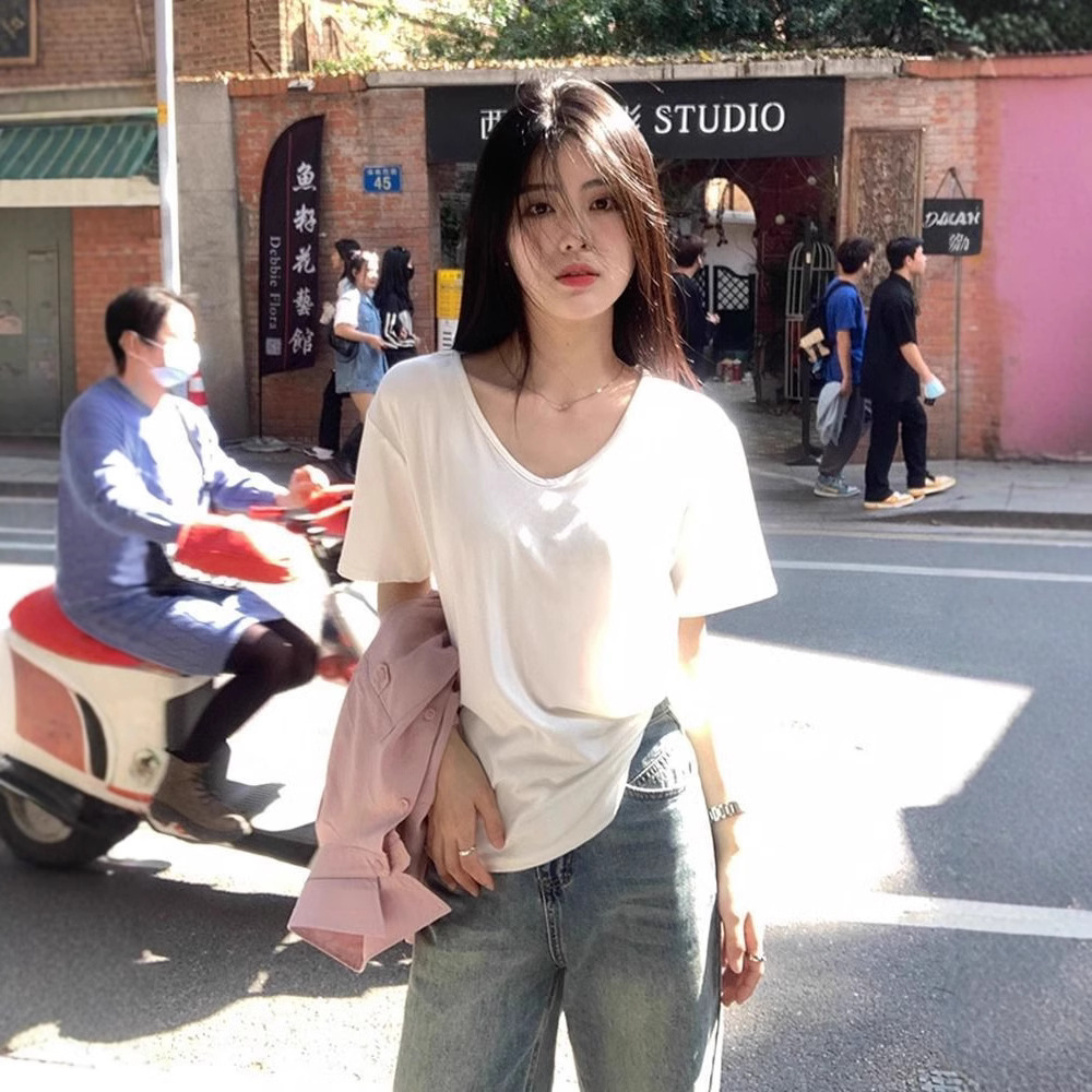 여성을위한 흰색 v 넥 반팔 티셔츠 여름 2025 새로운 느슨한 솔리드 컬러 바닥 셔츠와 핫 소녀 학생 탑 트렌디