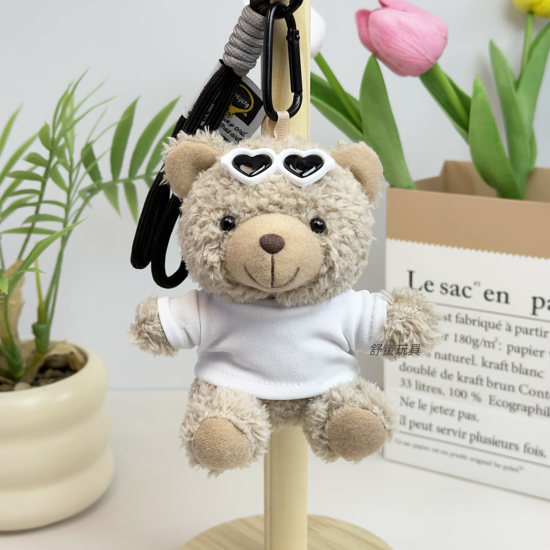 Bear con gafas de camiseta blanca