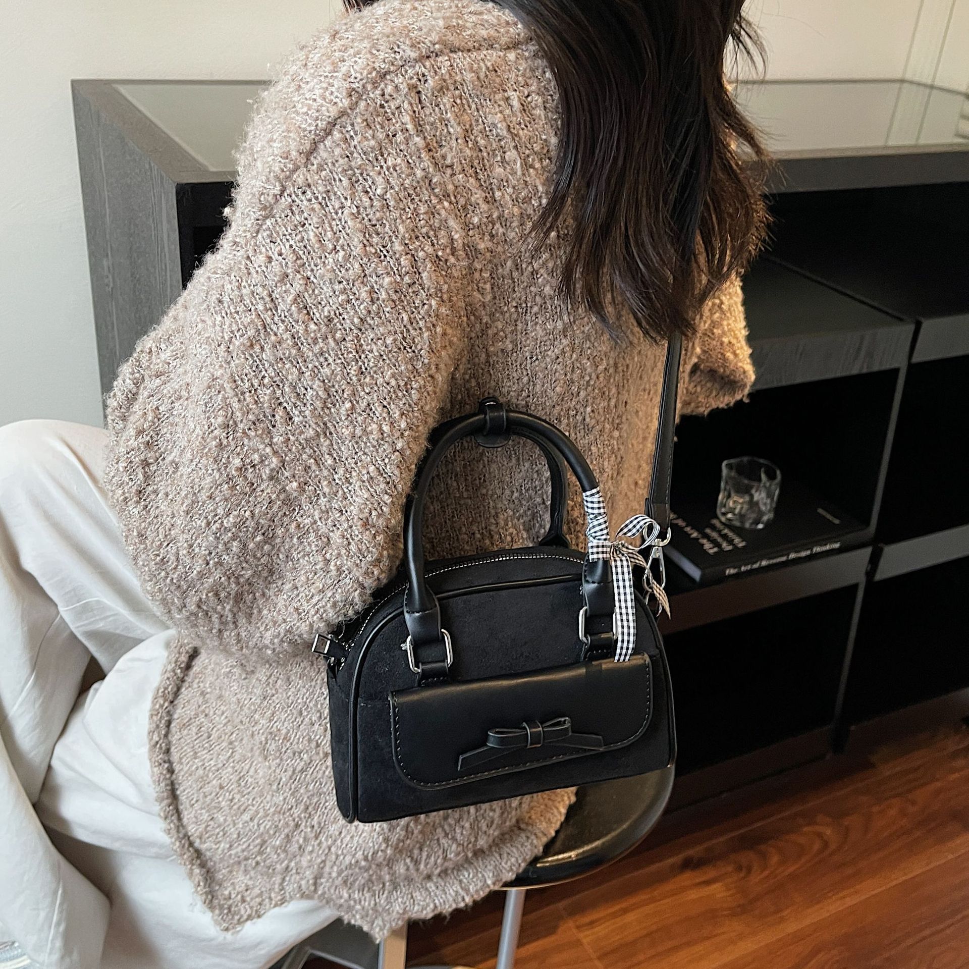 Casual retro bolso de terciopelo de seda para mujeres otoño y invierno 2025 nuevo estilo versátil bolso de bolos de bolos de mano de moda