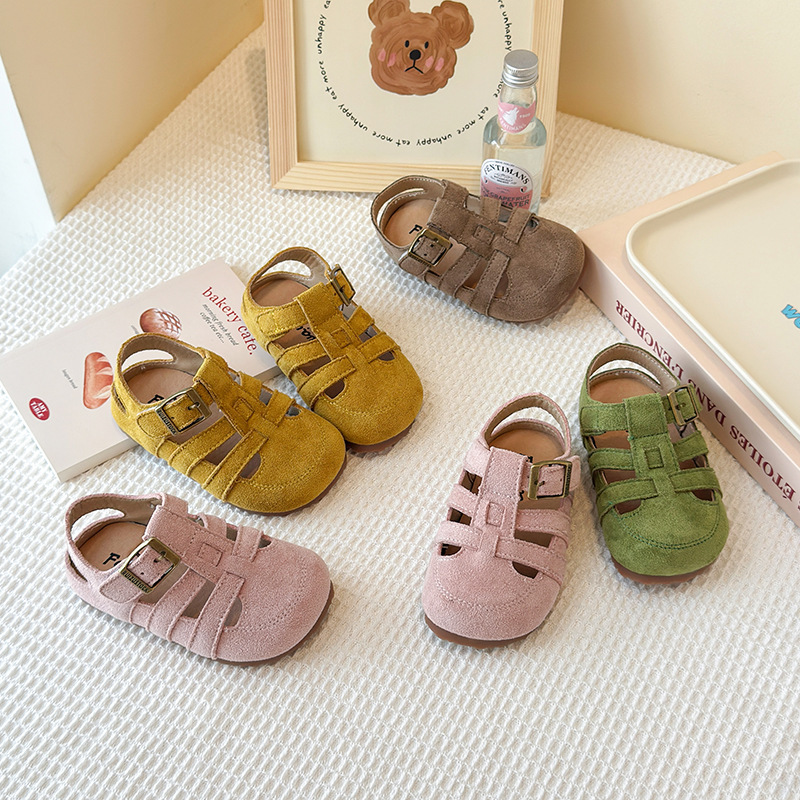 Sandalias romanas huecas para niños 2025 verano nuevo estilo coreano niña plataforma botas de fondo grueso zapatos de playa Baotou para niños