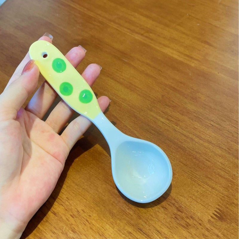 漫画の長い柄の陶磁器のスープのスプーンのかわいい家庭用の創意の高い顔の値のピンクのネットの赤い釉薬の下の色の小さいスプーン|undefined