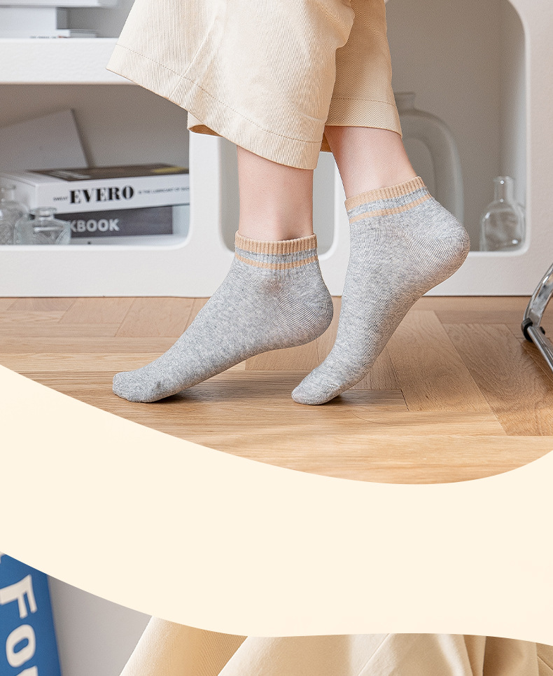 Frau Einfacher Stil Streifen Baumwolle Ankle Socken Ein Paar display picture 1