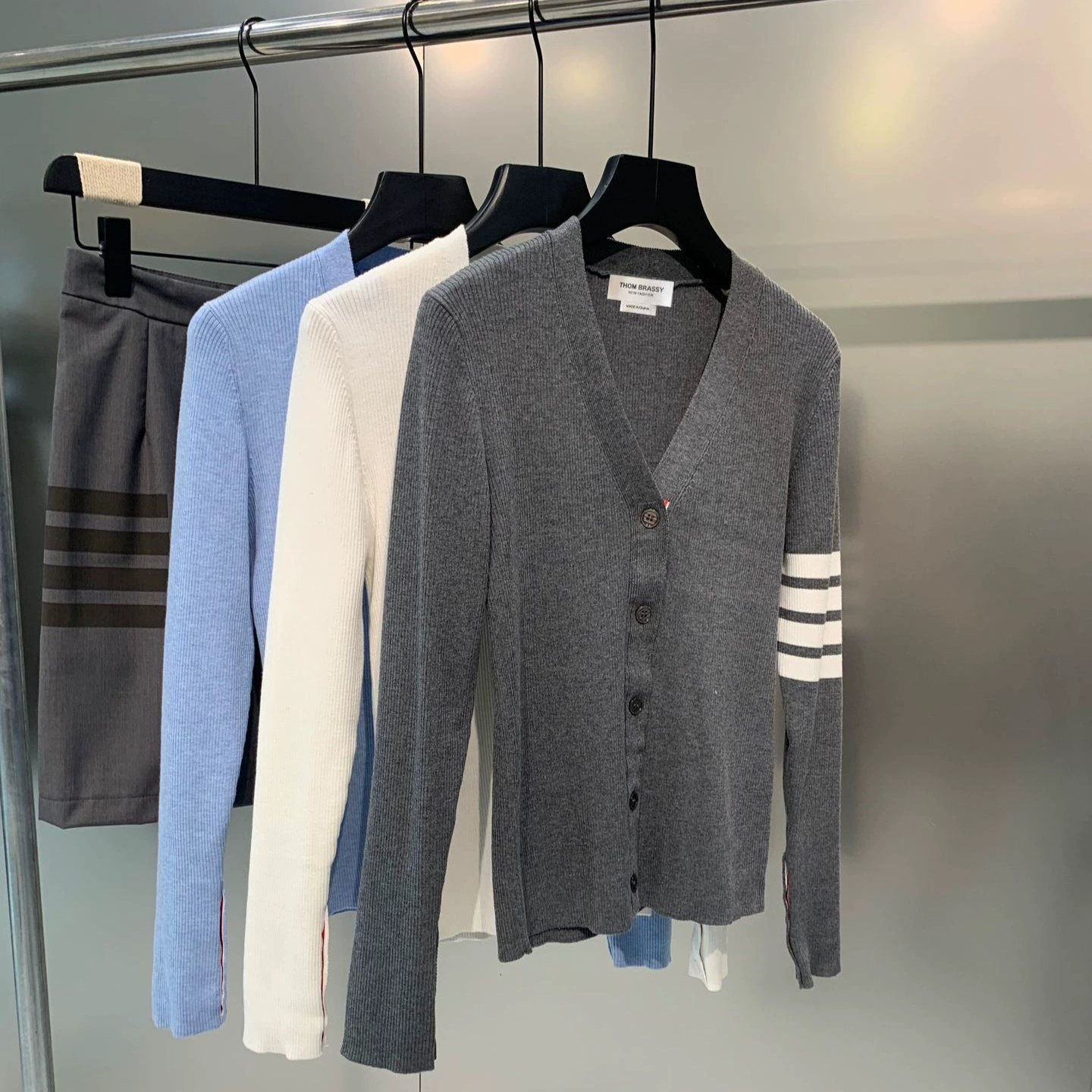 Кардиган THOM BRASSY с текстурированным ребристым узором, однобортный, модель 1862 года.