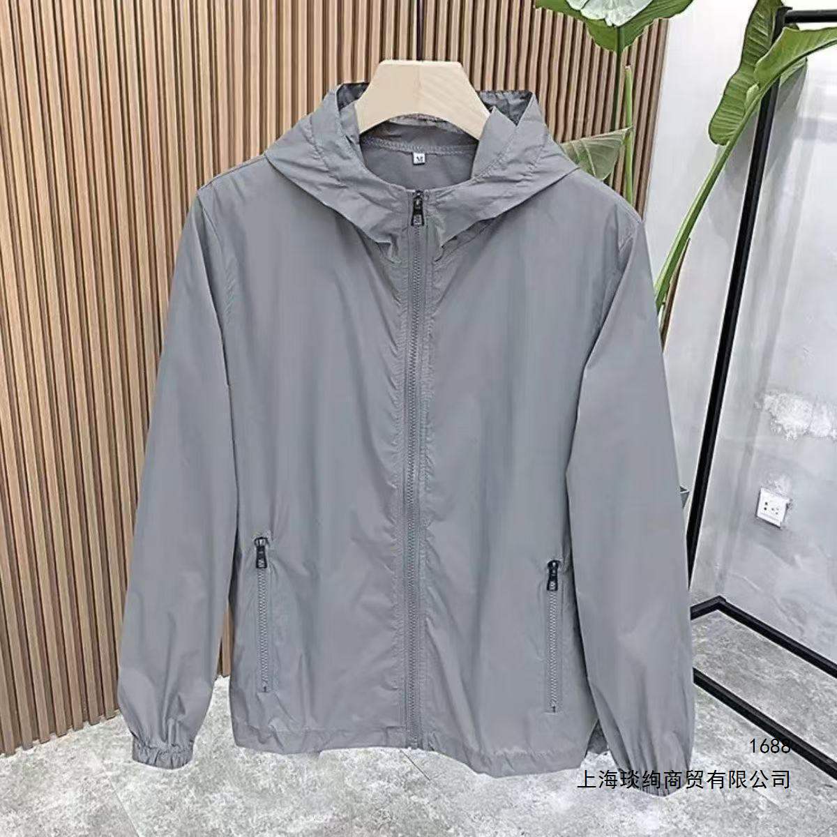 Men's summer sun protection clothing, ice silk, breathable, lightweight, cool, loose fit, trendy casual sun protection jacket.