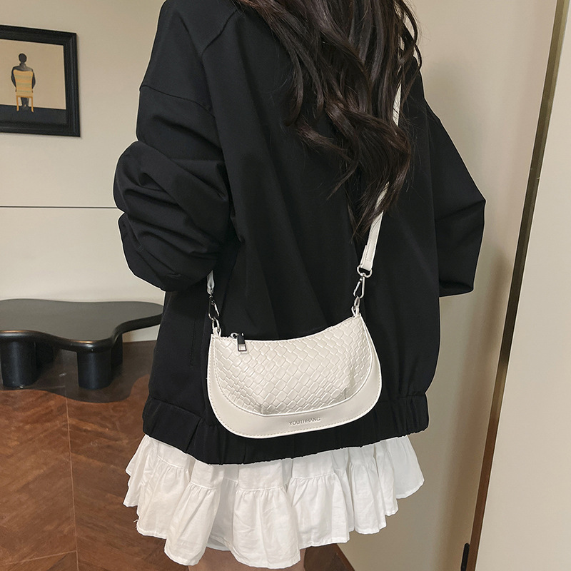 Bolsos pequeños con textura transfronteriza 2025 verano nuevo estilo bolso femenino tejido en relieve bolso de hombro transmisión en vivo del mismo estilo bolso de mensajero marea