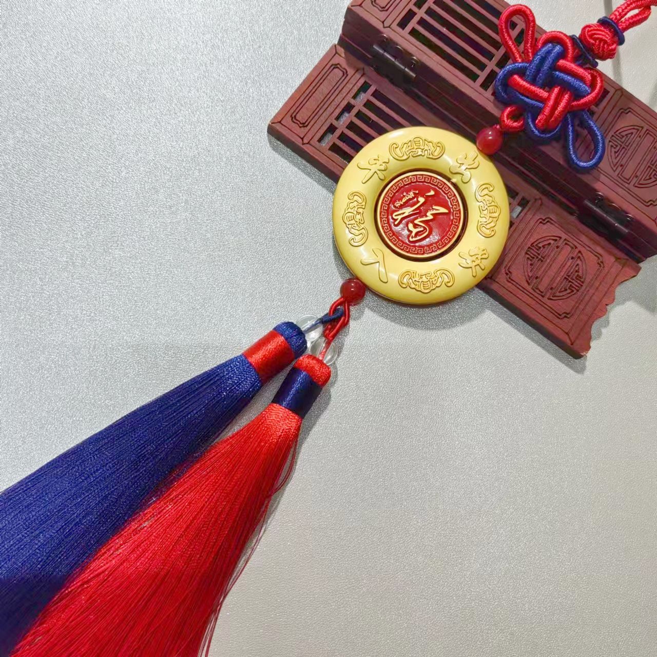 Manufacturer Wholesale Imitation Bronze Chairman Mao Alloy Pendant Creative Rotating Car Hanging Ornament with Gold-Plated and Painted Craftsmanship Decoration