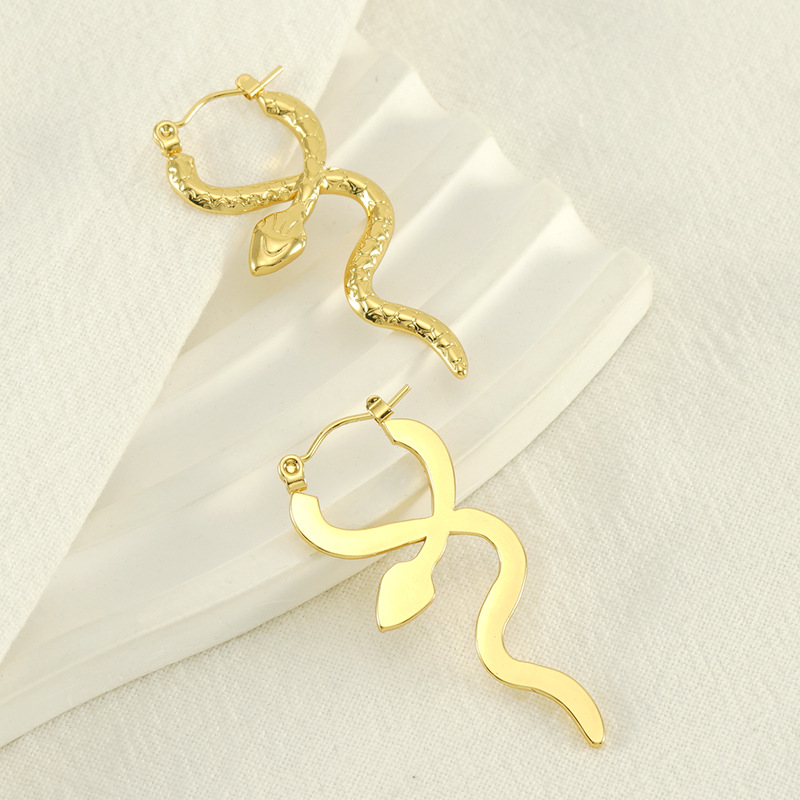 Cruz de la serpiente que rodea flexible pendientes en forma de serpiente joyería de acero de titanio Luz de estilo francés europeo y americano