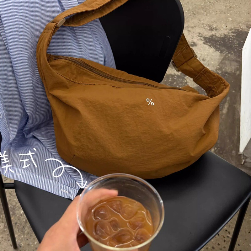 25Fw Is Finally Out~ Korean Order Model~ High-End Lightweight Waterproof Cross-Body Croissant Bag~ Super Nice on One Shoulder