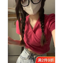 玫红色显白短款V领交叉正肩短袖T恤女夏季设计感甜辣修身显瘦上衣