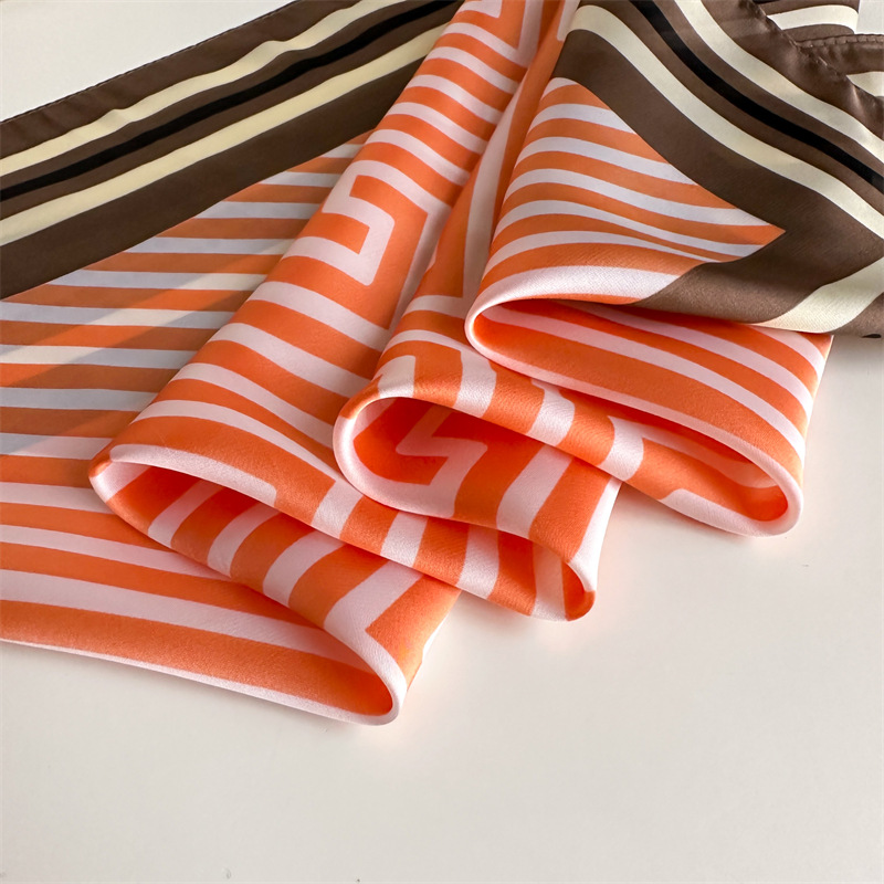 Pañuelo cuadrado de seda para mujer estampado laberinto minimal_voghion.com