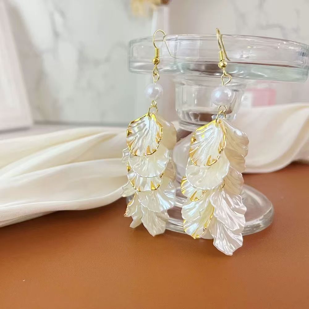 Brincos de estilo francês com pérolas e borlas em formato de pétala, novidade em vendas, alta qualidade, estilo vintage, com ganchos exagerados para mulheres._voghion.com