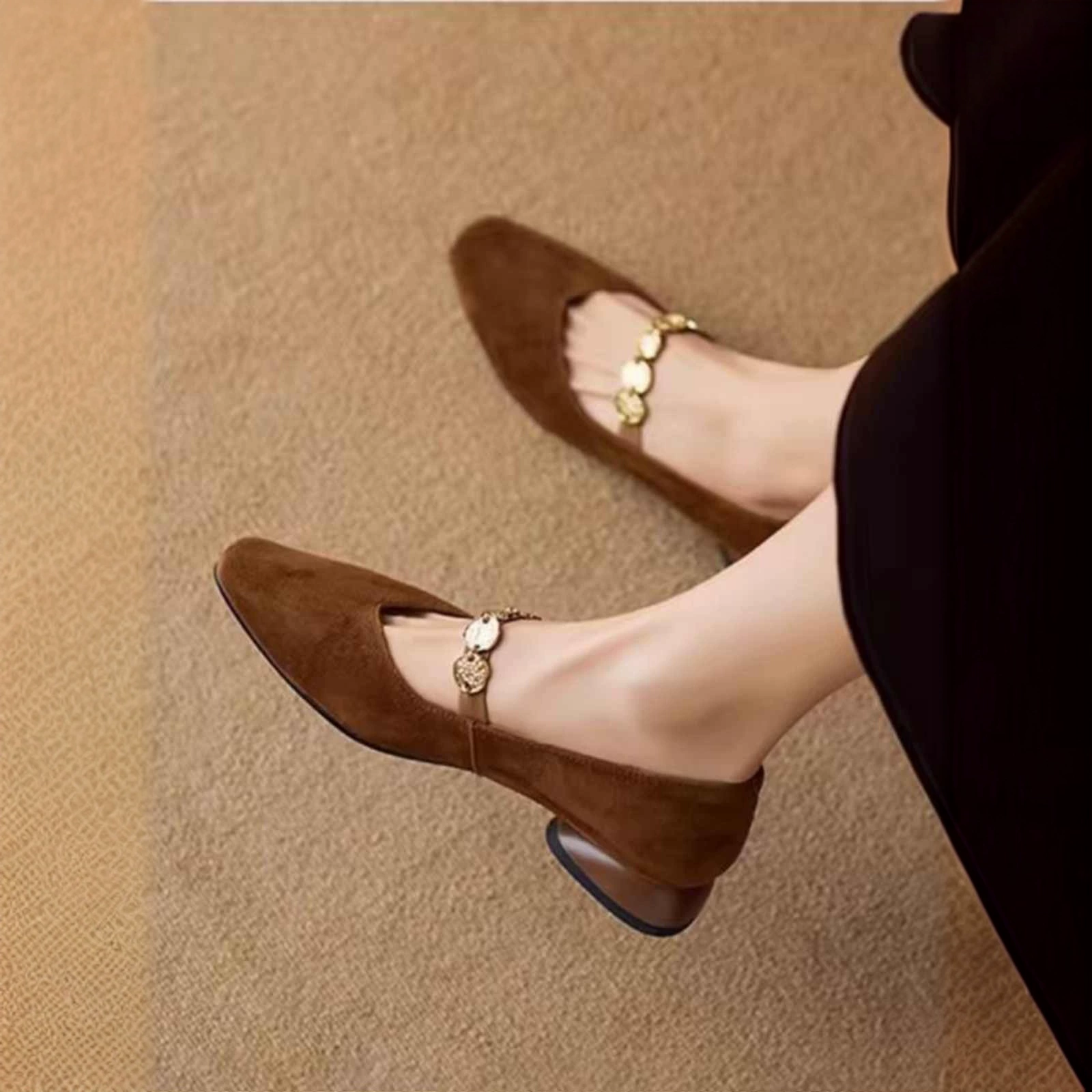 [Готовый товар] A9011 Мягкие кожаные туфли Мэри Джейн с квадратным носком, золотой цепочкой и массивным каблуком для женщин. Новая удобная модель весны 2025 года.