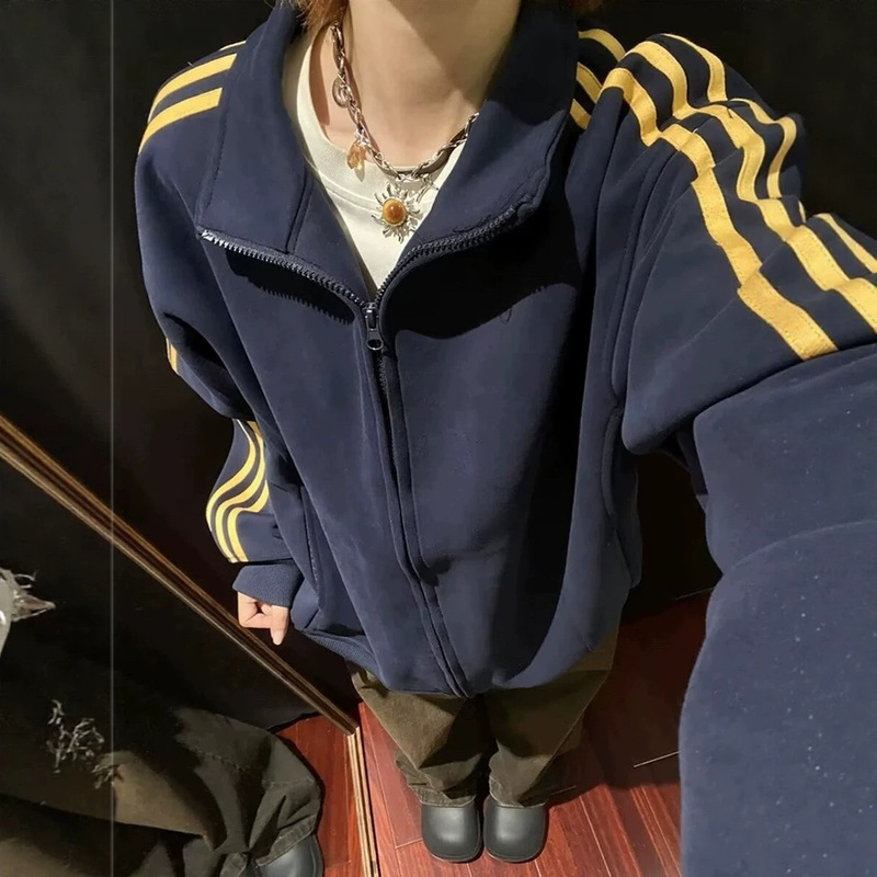 Navy blue three-stripe cardigan sweatshirt for men, autumn 2026 trendy retro loose casual stand-up collar jacket for teenagers Navy blue three-stripe cardigan sweatshirt for men, autumn 2026 trendy retro loose casual stand-up collar jacket for teenagers