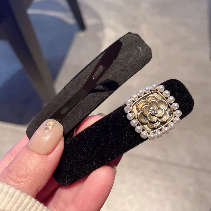 Kamelie Perlensamt Haarspange Ponyspange Seitenspange Hepburn Stil Entenschnabelspange kleine Haarnadel weibliches Haar Zubehör Kopfschmuck_voghion.com