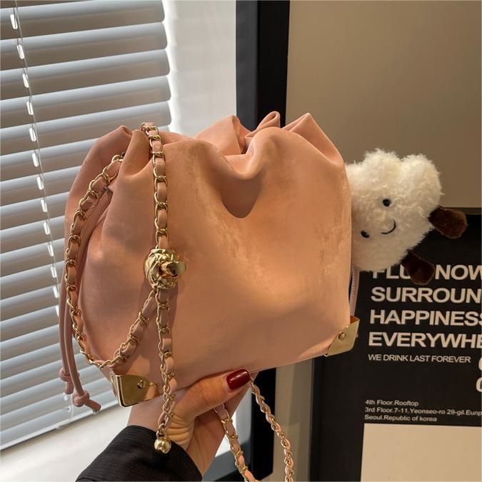 Bolsa de cubo popular de este año para las mujeres 2024 primavera y verano nuevo simple todo partido De alto sentido bolso de mensajero del hombro de las mujeres