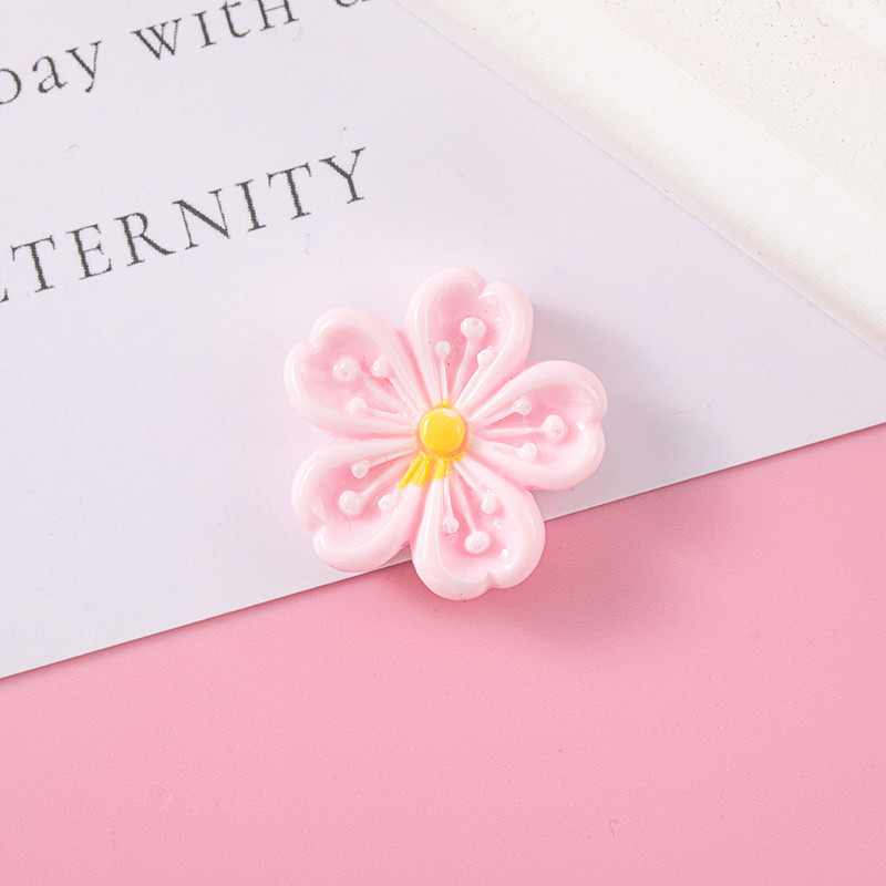 Venta directa de fábrica de cinco pétalos serie flor de cerezo accesorios de resina flor corazón Bud serie fresca crema más parche de horquilla