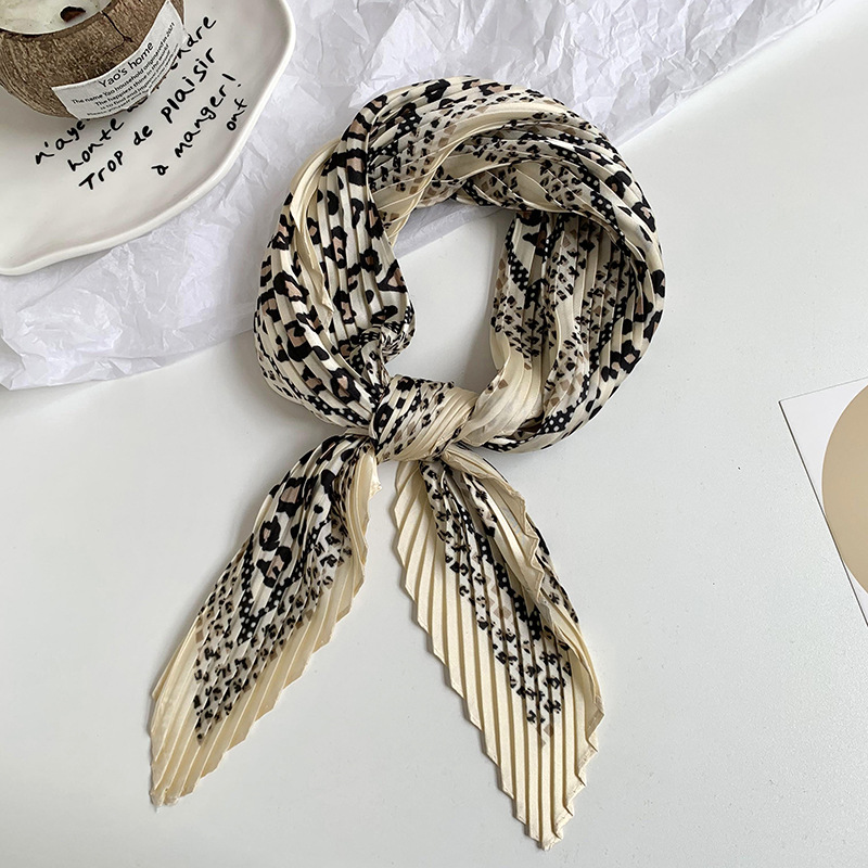 Bufanda de seda, bufanda cuadrada, sentido avanzado, camisa decorativa arrugada de moda coreana de primavera y verano, bufanda pequeña, bufanda en forma de diamante, diadema