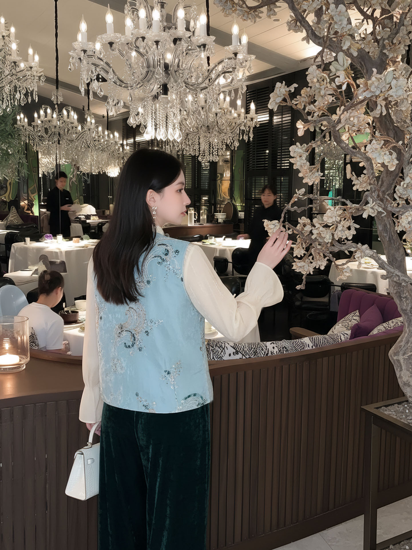 Áo gile cổ lọ nữ phong cách Trung Hoa mới, thêu đính cườm họa tiết nổi bật — xanh lam