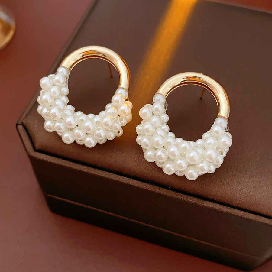 Pendientes de amor de perlas de lujo ligero con aguja de plata Pendientes de sentido de alta gama de temperamento de nicho Pendientes de estilo de palacio de todo fósforo de moda al por mayor