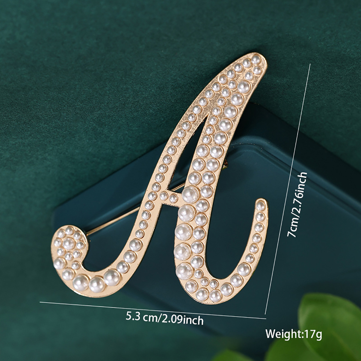 26 broches con letras en inglés de perlas, alfileres para ropa, decoraciones retro transfronterizas europeas y americanas, accesorios antiexposición para cuello