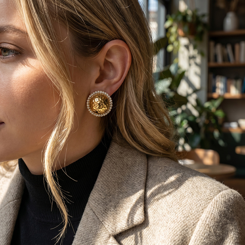 Tina Amazon transfronterizo 18k oro diamantes de acero de titanio pendientes de moda lujoso ligero multifuncional de alta calidad pernos de orejas de círculo para mujeres