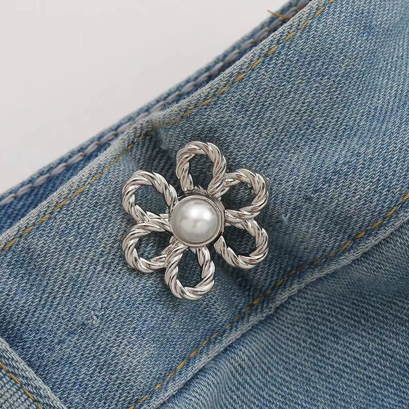 Six-Petal Flower Waist Clip, Decorative Skirt Buckle, Detachable Seamless Design, Pearl Center
