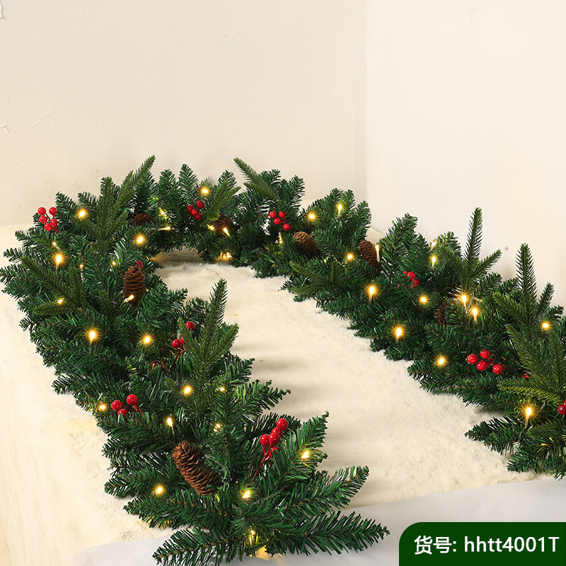 クリスマスの植毛は雪の松の枝をくっつけて装飾品の藤の条を持ってホテルのショーウインドーの扉を飾って壁面の学校のレストランを掛けます。|undefined