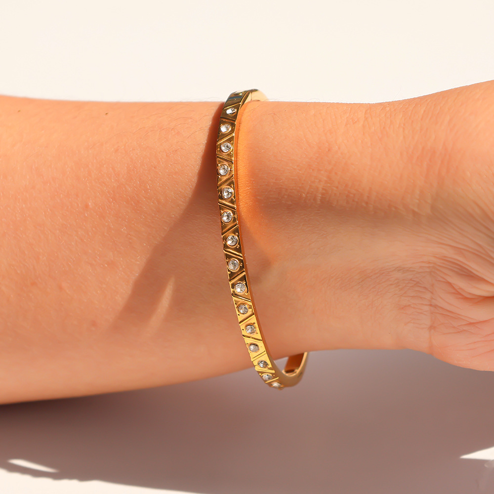 AliExpress estilo explosivo lado estrecho acero de titanio CNC tallado en forma de V circón de alta calidad con hebilla pulsera de oro real de 18K