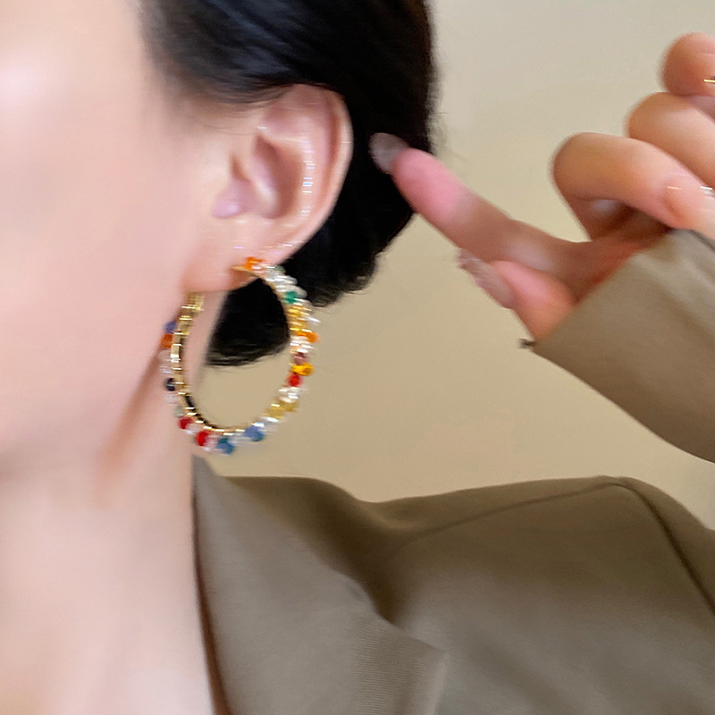 Pendientes enrollados de cristal redondo de color de aguja de plata Pendientes pequeños y frescos de moda coreana Pendientes de temperamento Diseño de nicho