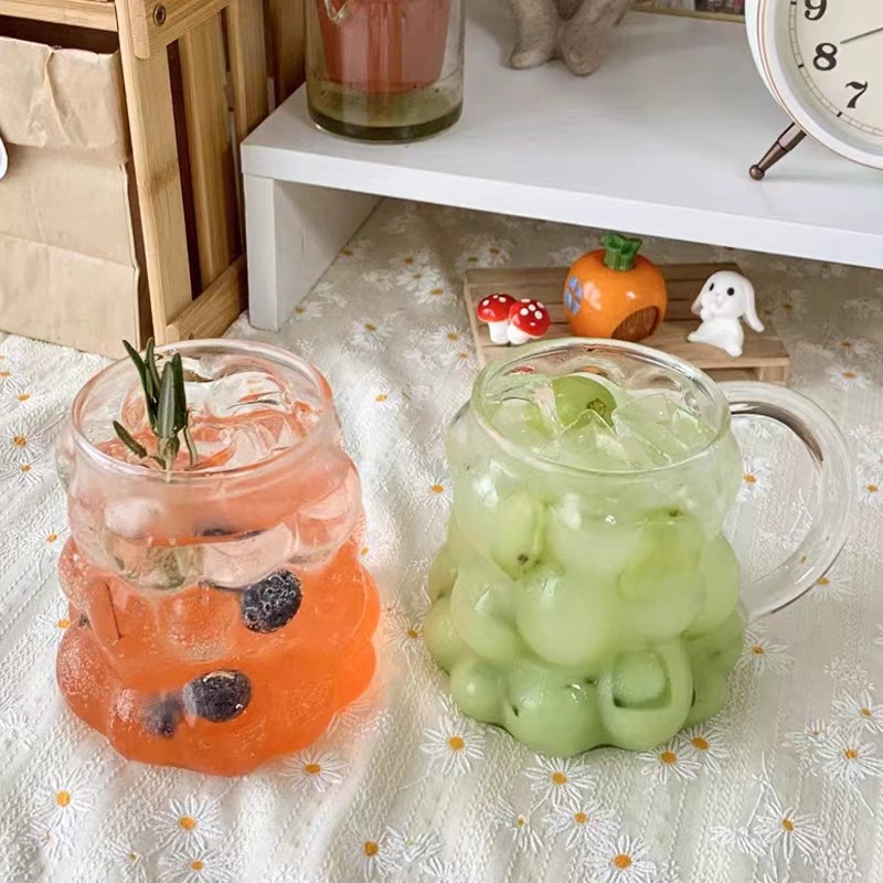 En stock de vidrio de borosilicato de uva taza de agua taza de café de vidrio transparente con mango taza de jugo taza de leche de una sola capa