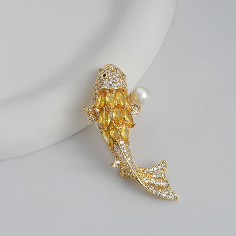 Buena suerte para la versión coreana de alta calidad oro diamante perla koi broche temperamento flor de pecho no se desvanece broche de traje al por mayor image 7