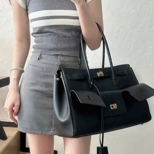 ���躆�snŮʿ��Ƥ�����ţƤ�r�����e�k�����İ����sŮ��������