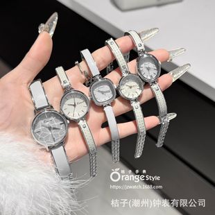 ���ךWŮʿ�ֱ����»�ɫϵ�߼�������r�к��sŮ��2026���������