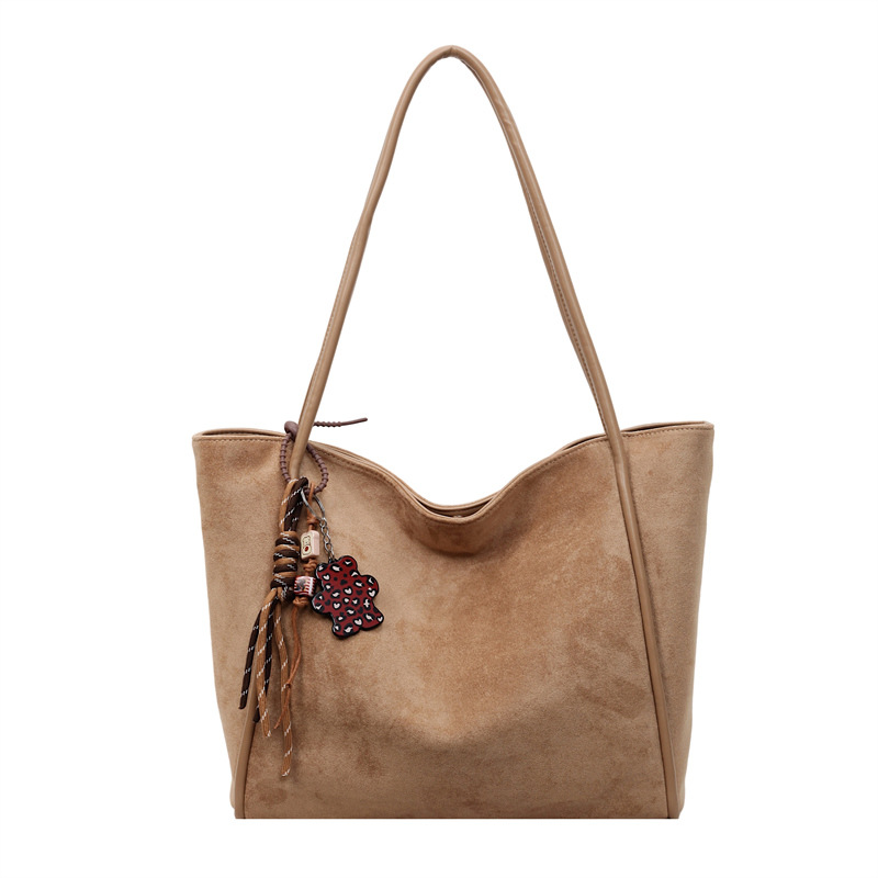 Otoño y invierno súper calientes bolsas de seda de gran capacidad para mujeres 2025 nuevas bolsas de hombro de viaje ocio para la axila