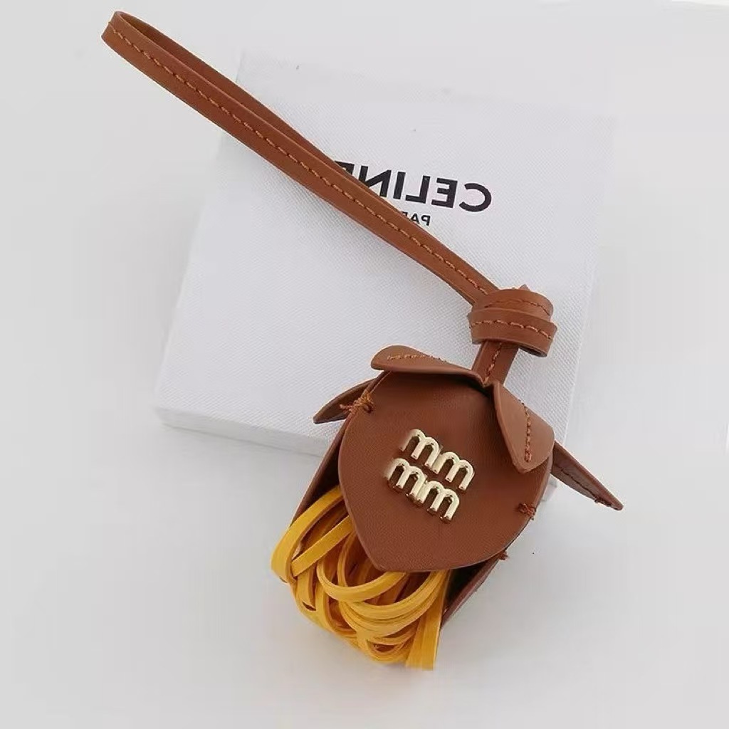 Nicho transfronterizo Muuim letras brotes de flores de cuero bolsas colgantes de automóviles colgantes de viento colgantes